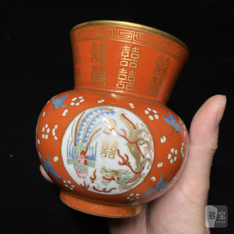 清同治 珊瑚红地描金开光粉彩龙凤喜字纹渣斗（一对） - 图7